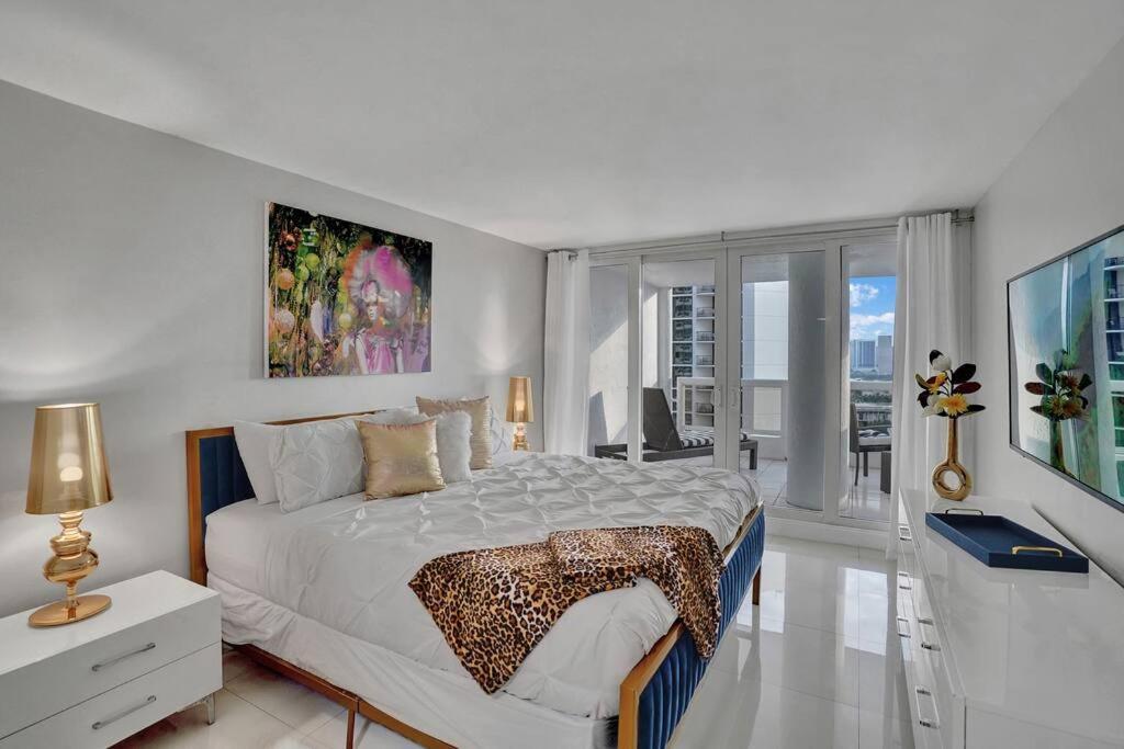 Paradise Found! Skyline And Water Views! Apartment *