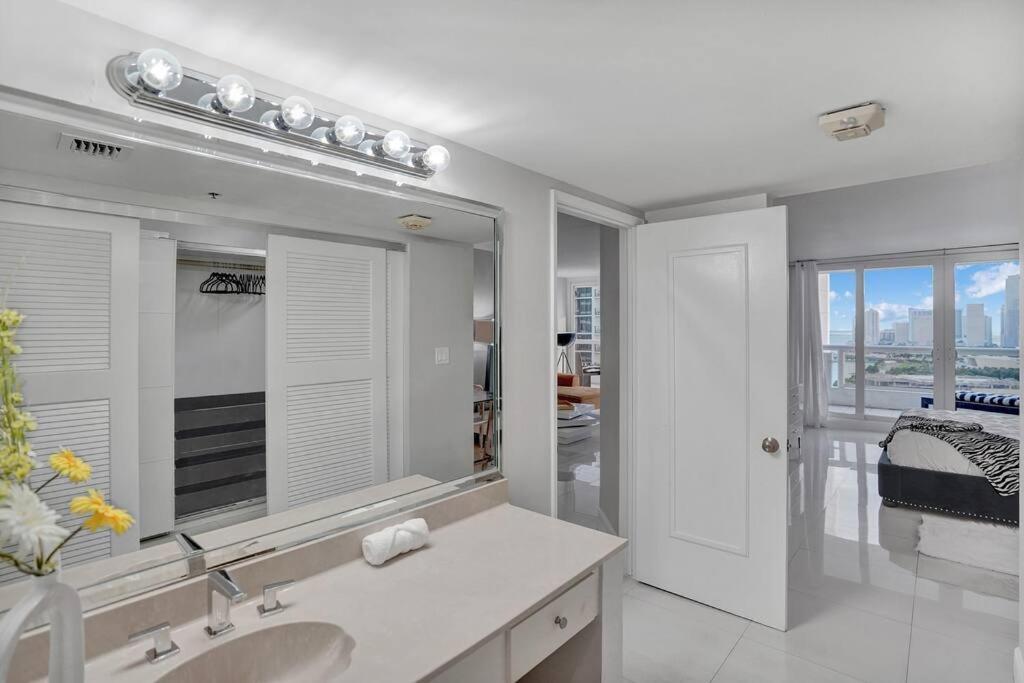 Apartment Paradise Found! Skyline And Water Views!