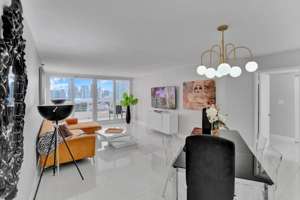 Paradise Found! Skyline And Water Views! Apartment