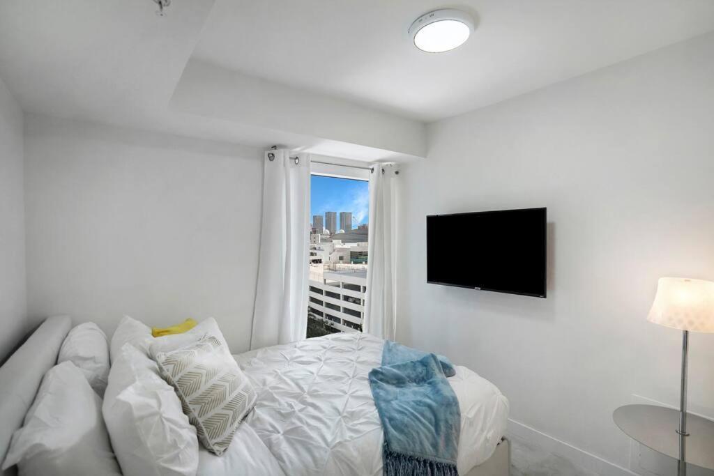 Of Dreams! Renovated With Water & Park Views Apartamento