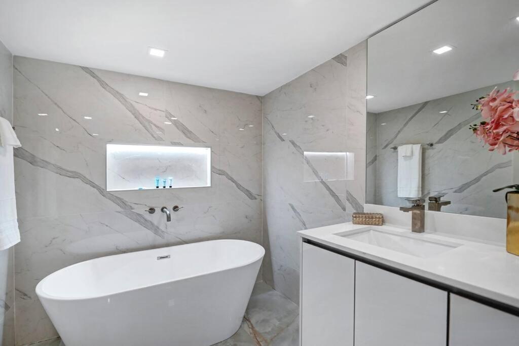 Apartamento Of Dreams! Renovated With Water & Park Views *