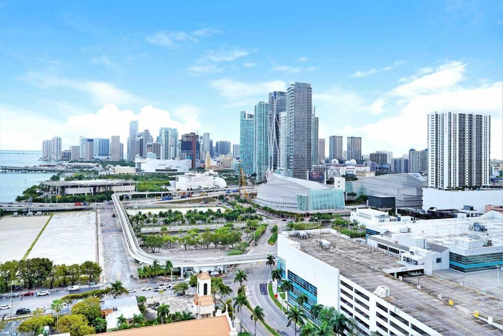 Apartment Paradise Found! Skyline And Water Views! *