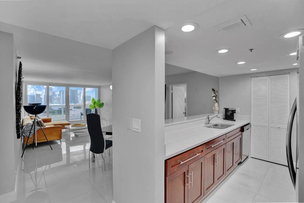 Apartment Paradise Found! Skyline And Water Views! Miami