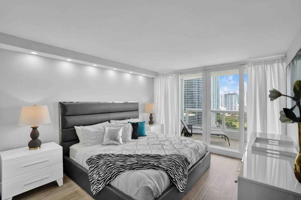 Big Energy! Water Views And Newly Renovated! * Miami