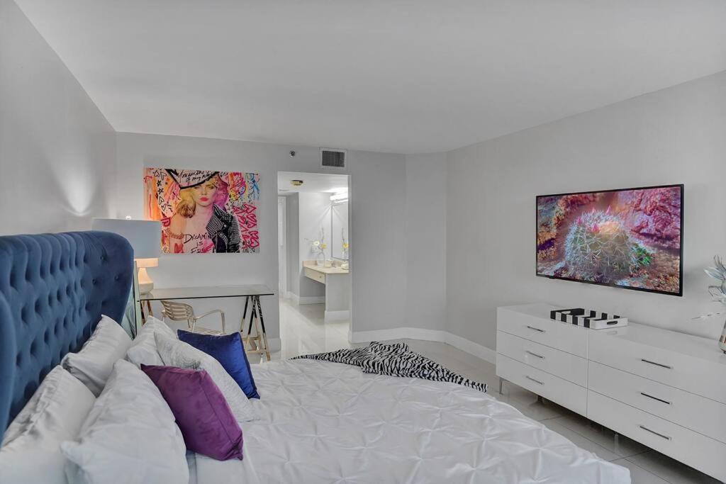 Apartment Paradise Found! Skyline And Water Views! *