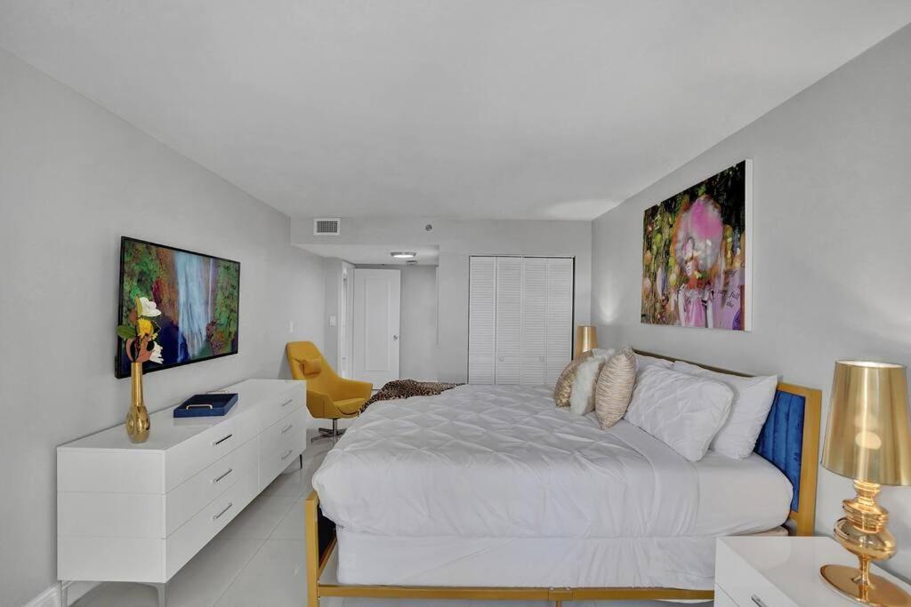 Apartment Paradise Found! Skyline And Water Views! Miami