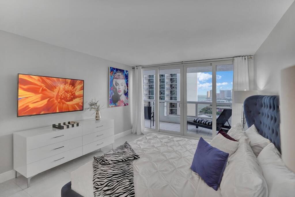 Paradise Found! Skyline And Water Views! Miami