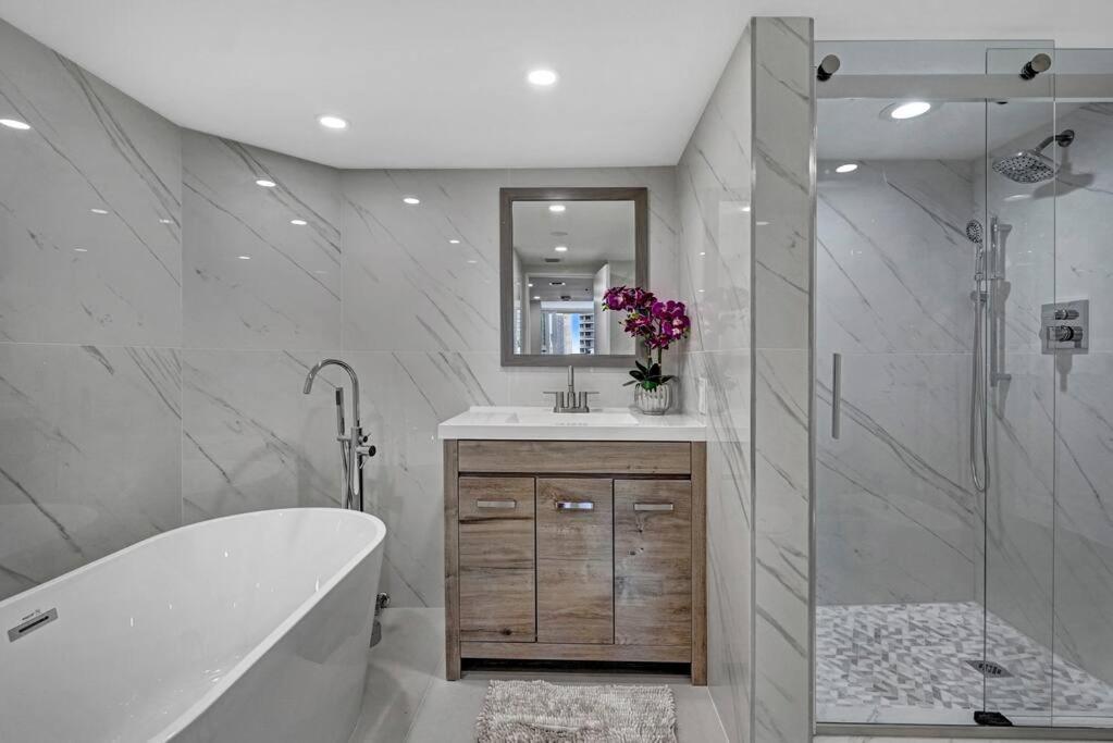 The Gypsy - Water & Park Views, Totally Renovated Apartment *