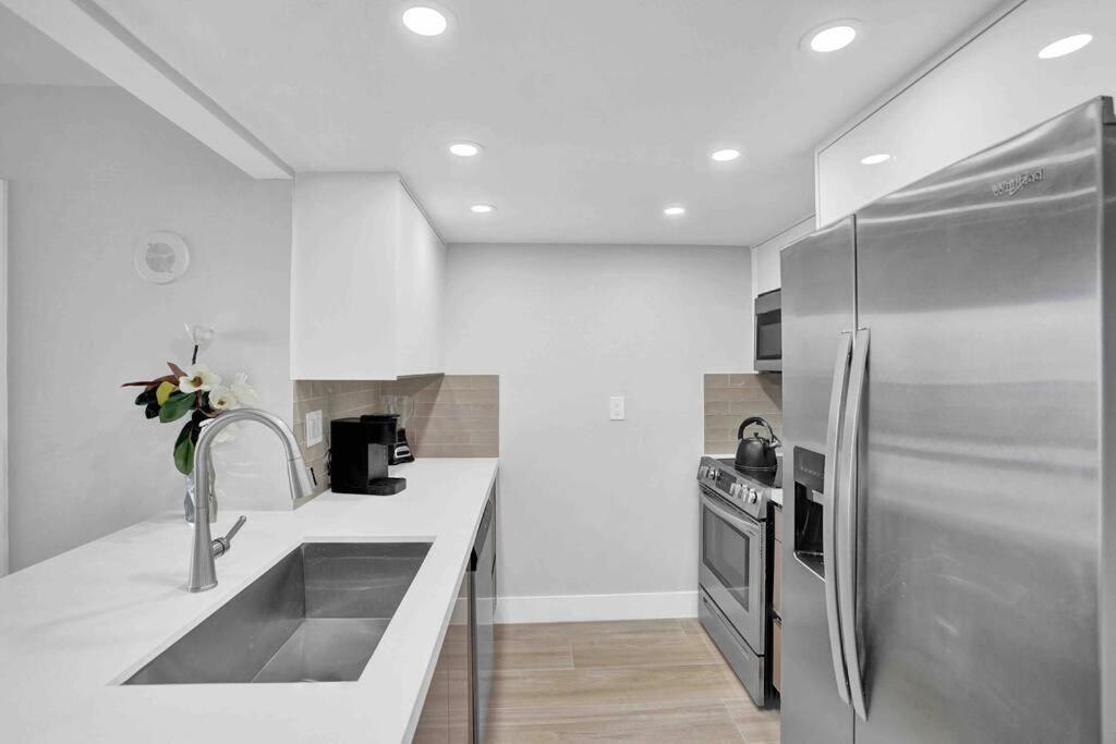 Big Energy! Water Views And Newly Renovated! Apartment