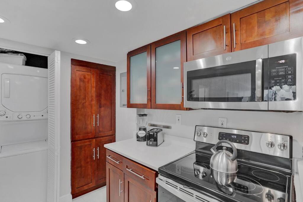 Paradise Found! Skyline And Water Views! Apartment Miami
