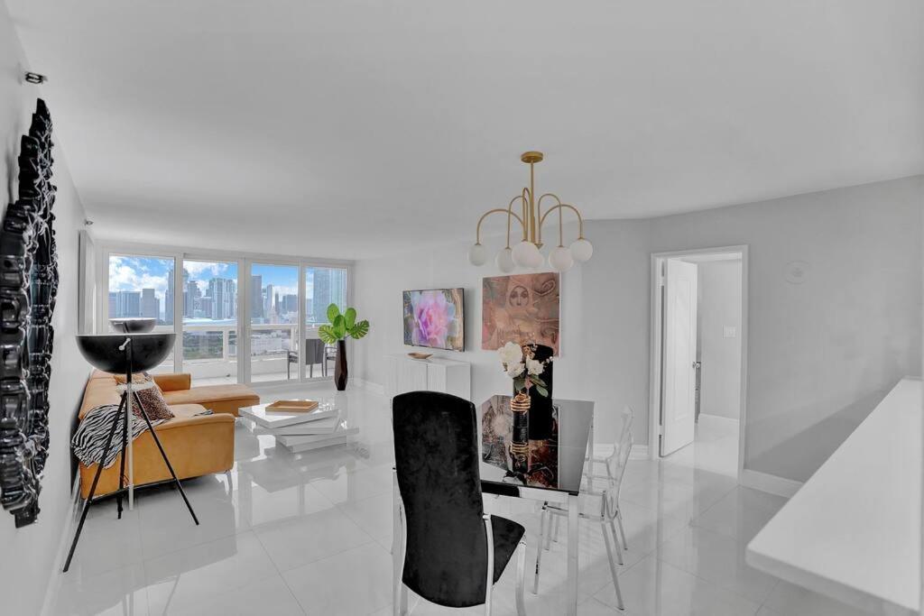 Apartment Paradise Found! Skyline And Water Views! Miami