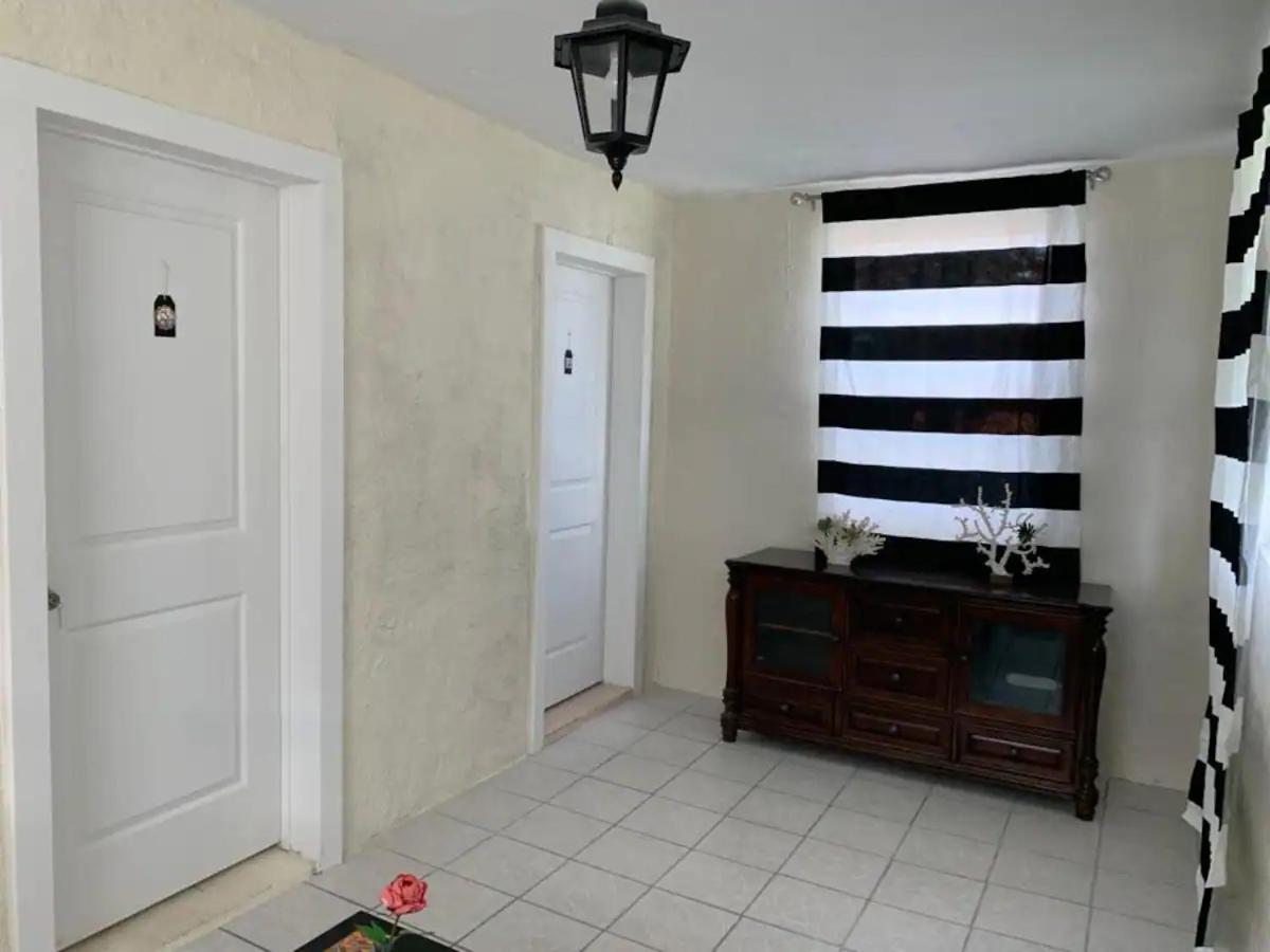 Homestay Gorgeous Private Room, Near The Airport - Free Parking - 02 Miami