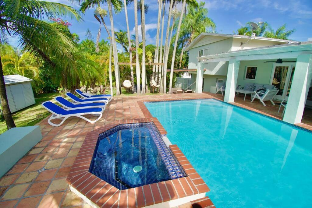 Dream Home/ Pool/jacuzzi/ Fire Pit Holiday home *
