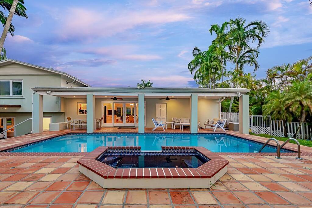 Dream Home/ Pool/jacuzzi/ Fire Pit Holiday home Miami
