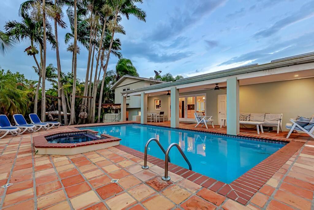 Holiday home Dream Home/ Pool/jacuzzi/ Fire Pit *