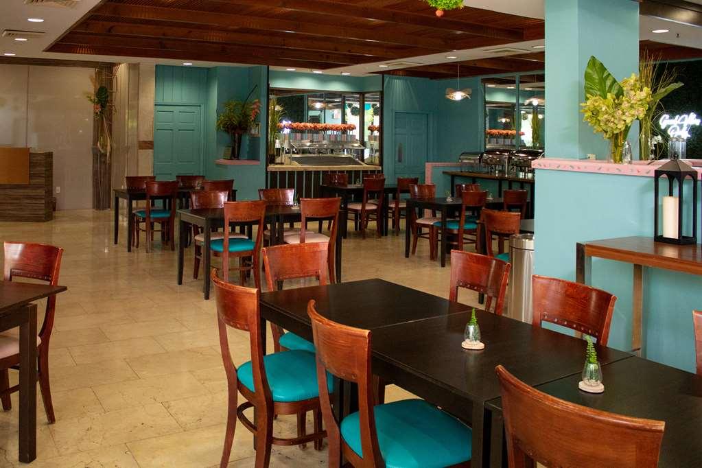 Regency Airport By Sonesta Hotel