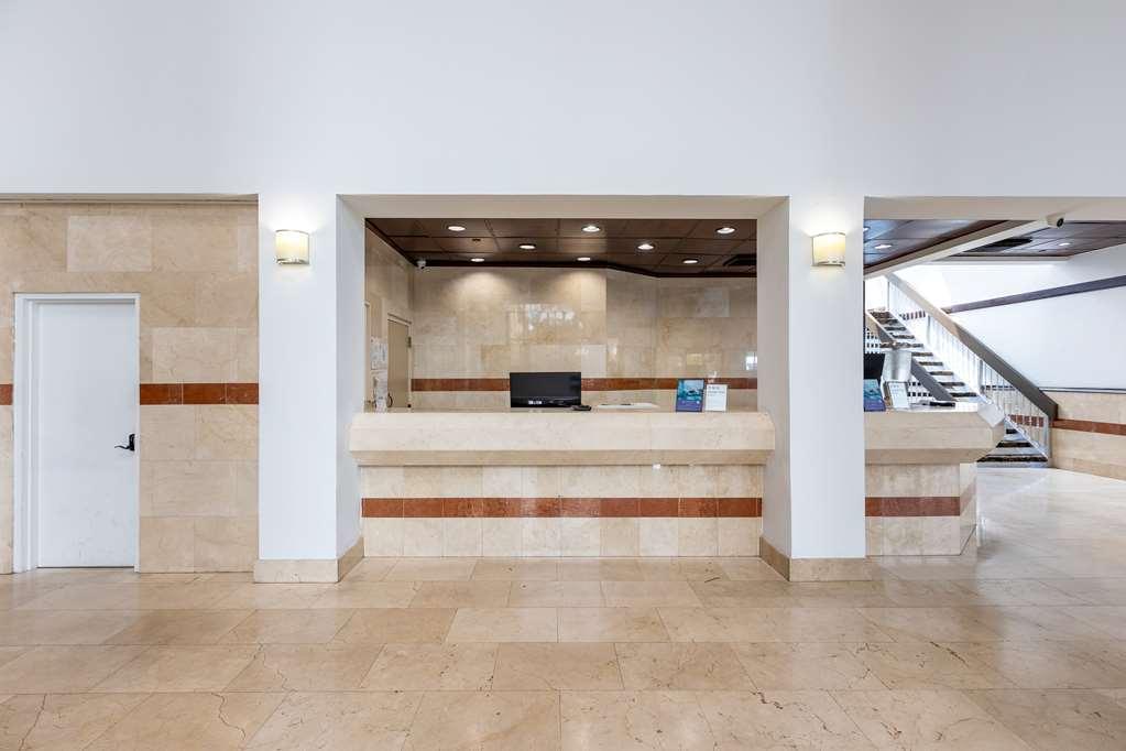 Regency Airport By Sonesta Hotel