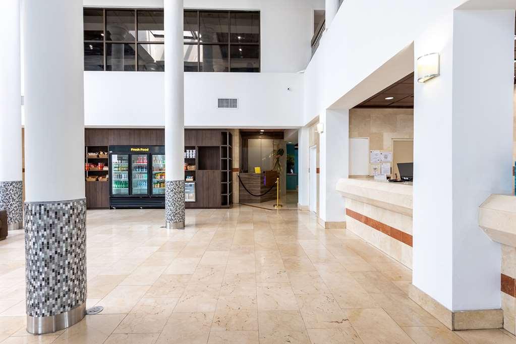 Hotel Regency Airport By Sonesta