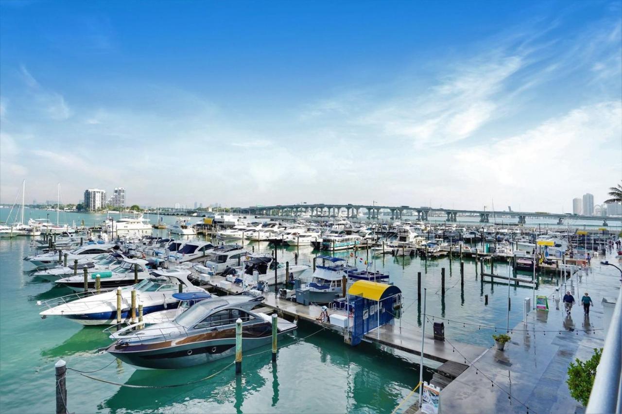 Apartment Seas The Day! Complete Panoramic Water Views *
