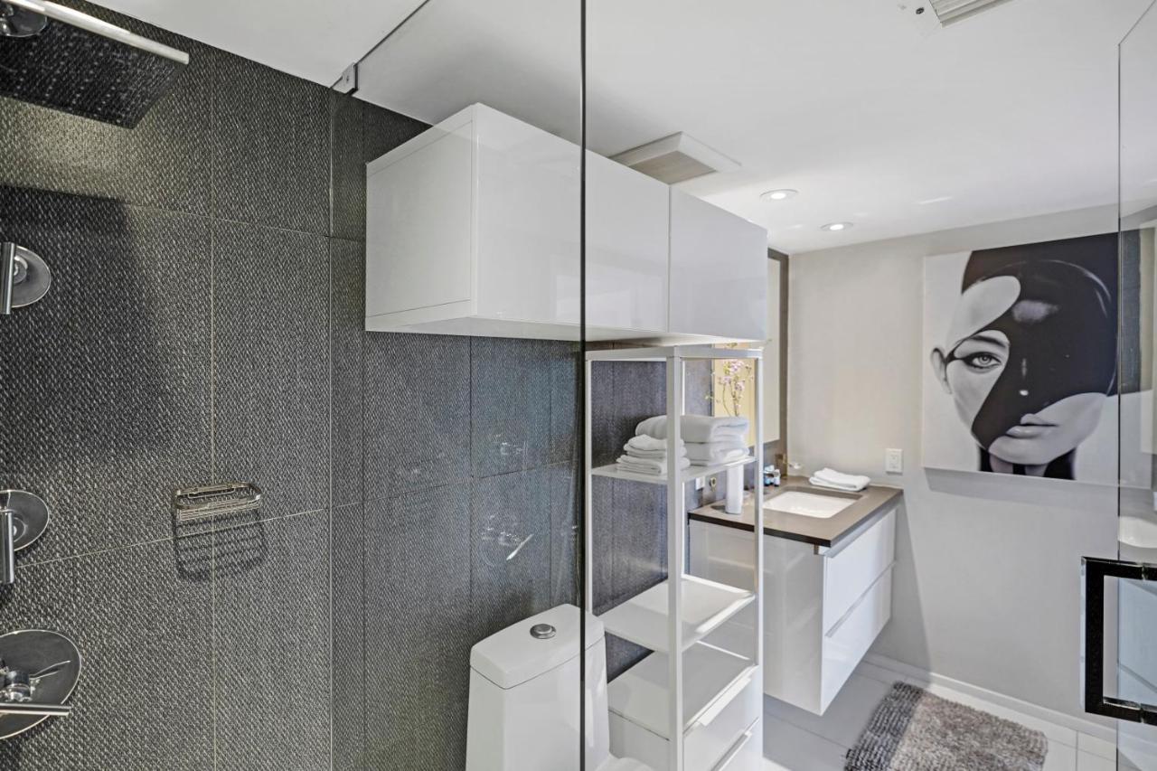 Apartment Seas The Day! Complete Panoramic Water Views *