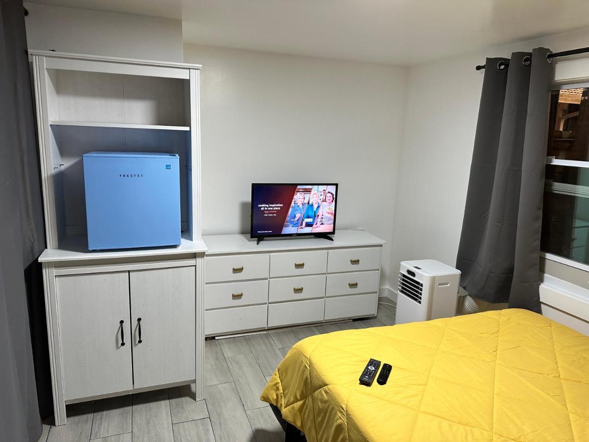 Serene Full Bed With 50 Inch Smart Tv, Netflix, Airplay, Mini-fridge, And 500 Mbps Wifi Near Fiu, Dolphin Mall, Airport Miami