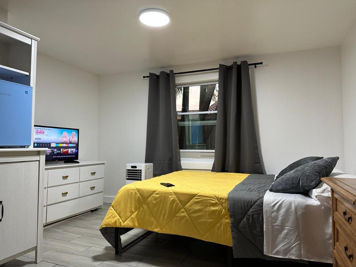 Serene Full Bed With 50 Inch Smart Tv, Netflix, Airplay, Mini-fridge, And 500 Mbps Wifi Near Fiu, Dolphin Mall, Airport * Miami