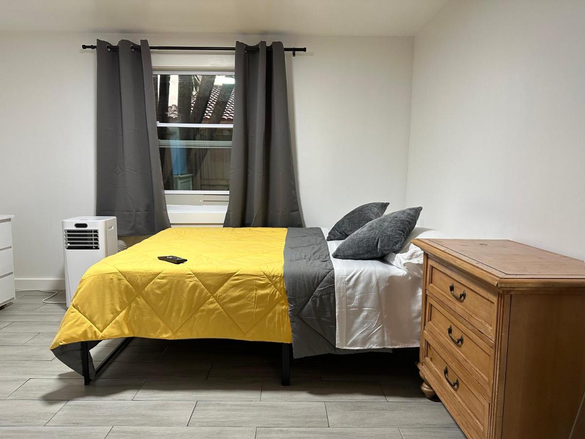 Serene Full Bed With 50 Inch Smart Tv, Netflix, Airplay, Mini-fridge, And 500 Mbps Wifi Near Fiu, Dolphin Mall, Airport Miami