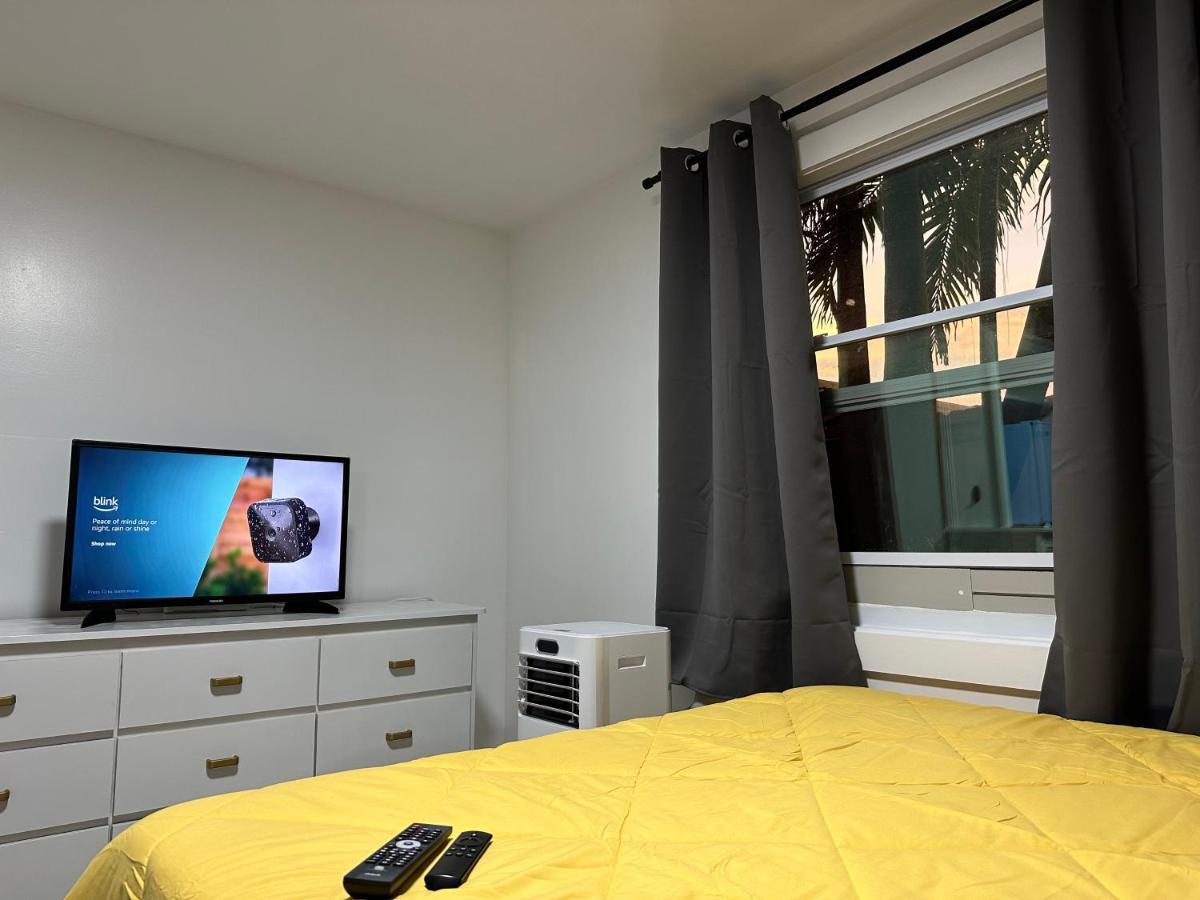 Serene Full Bed With 50 Inch Smart Tv, Netflix, Airplay, Mini-fridge, And 500 Mbps Wifi Near Fiu, Dolphin Mall, Airport * Miami
