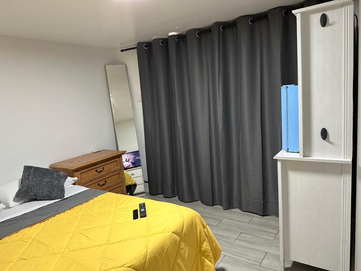 Serene Full Bed With 50 Inch Smart Tv, Netflix, Airplay, Mini-fridge, And 500 Mbps Wifi Near Fiu, Dolphin Mall, Airport Homestay Miami