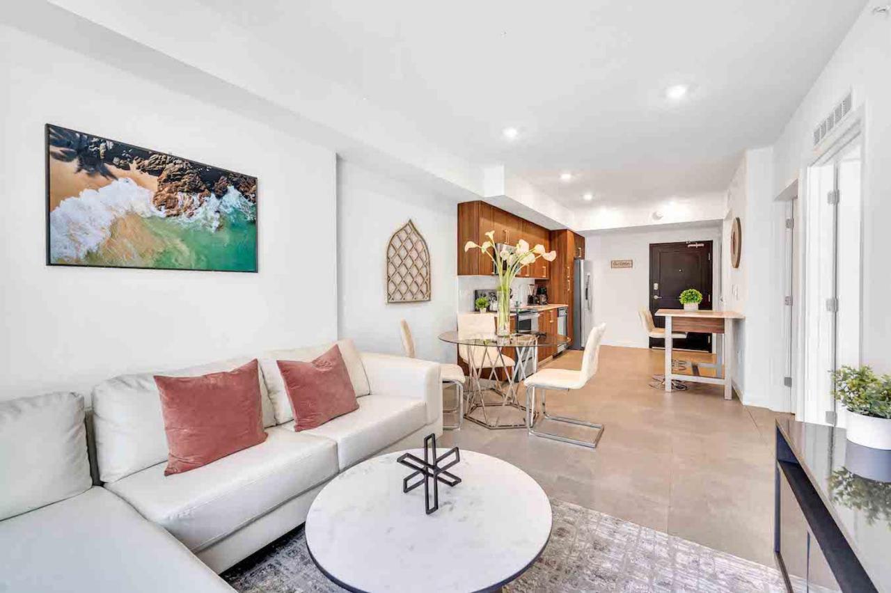Modern Unit In Downtown With Free Parking Apartment *
