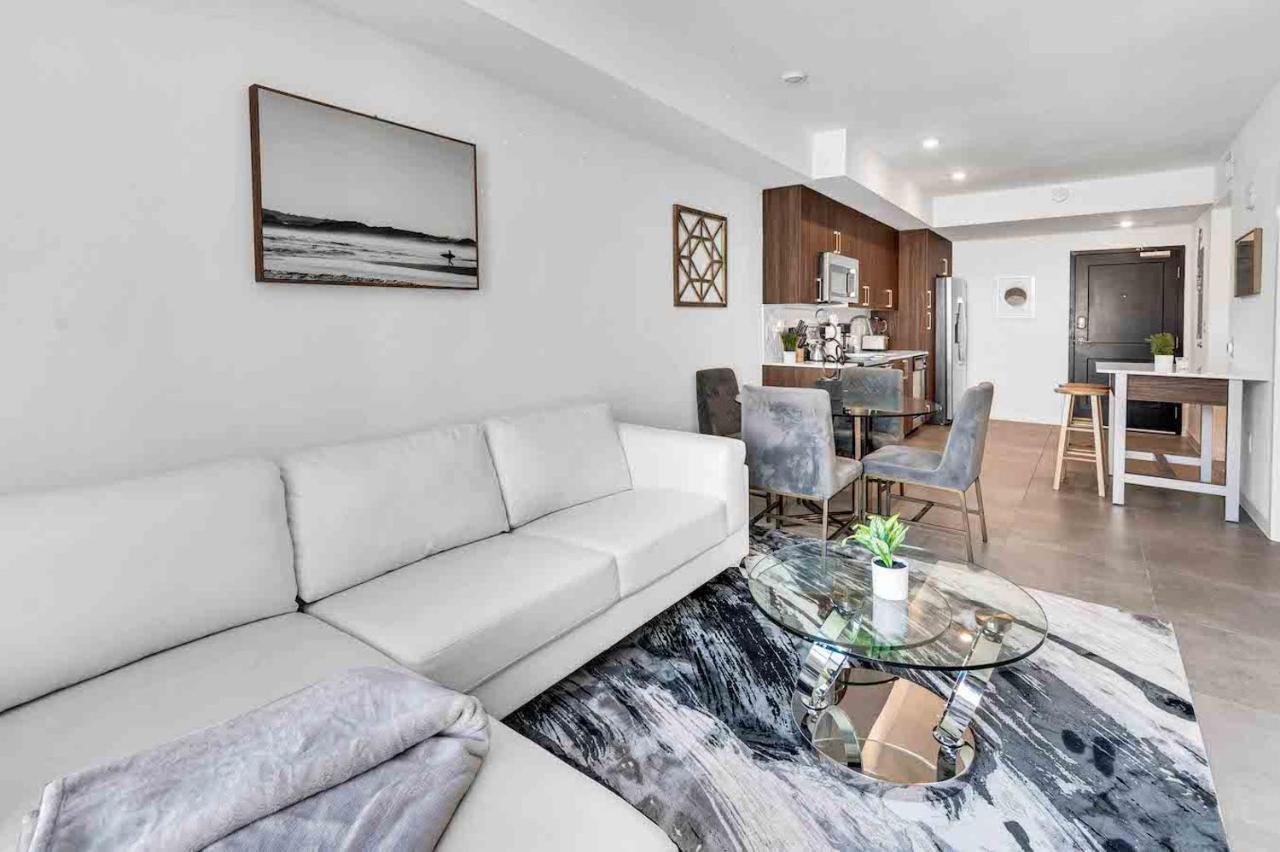 Stylish Unit In Downtown With Free Parking