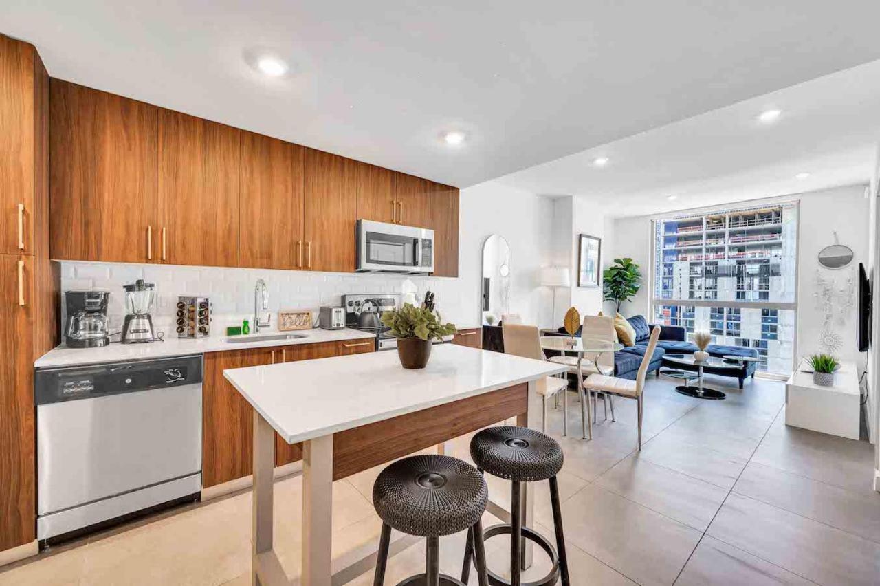Wonderful Unit In Downtown With Free Parking Apartment *
