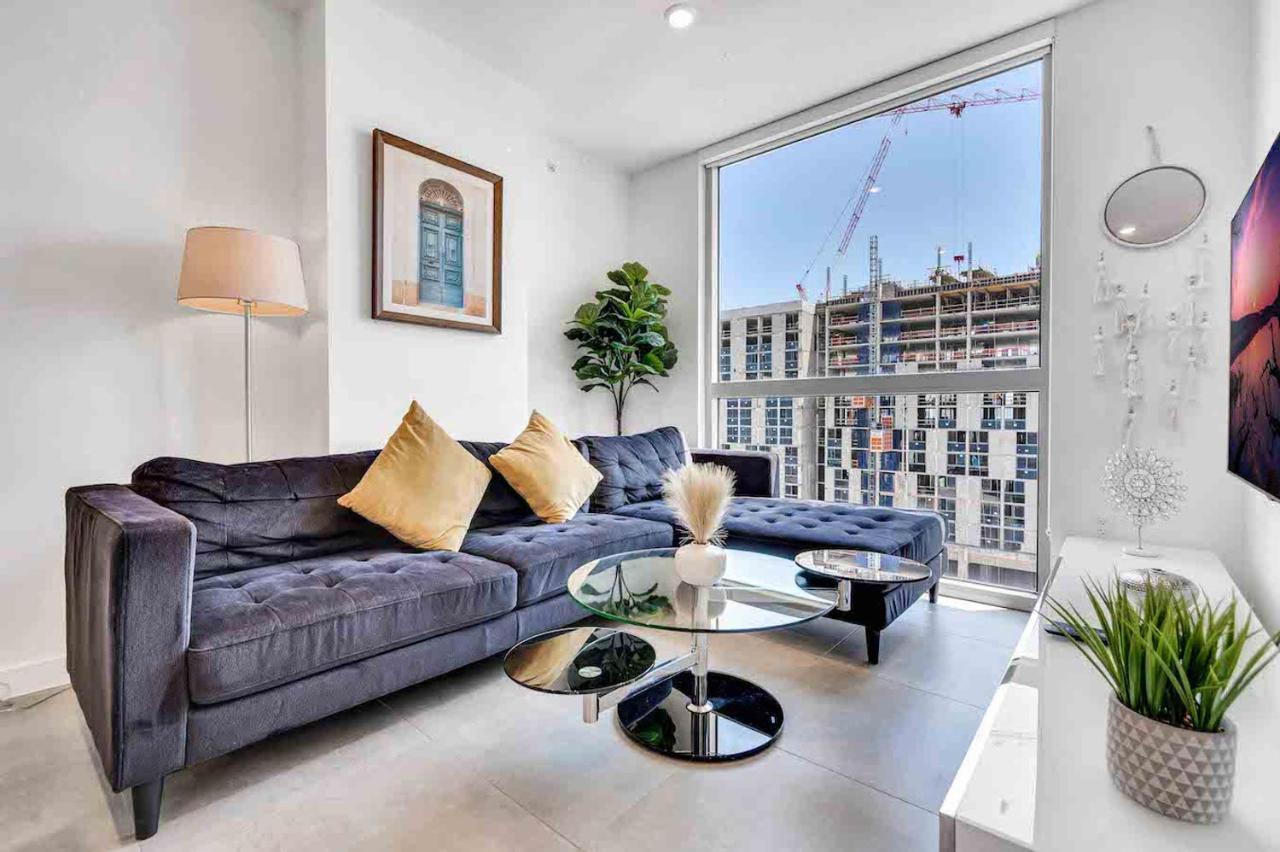Wonderful Unit In Downtown With Free Parking Apartment