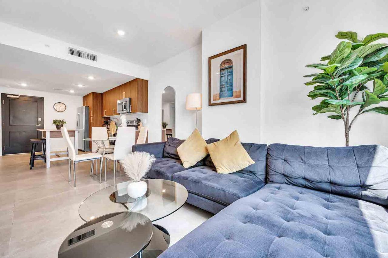 Wonderful Unit In Downtown With Free Parking Apartment *