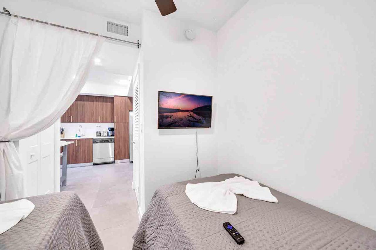 Modern Unit In Downtown With Free Parking