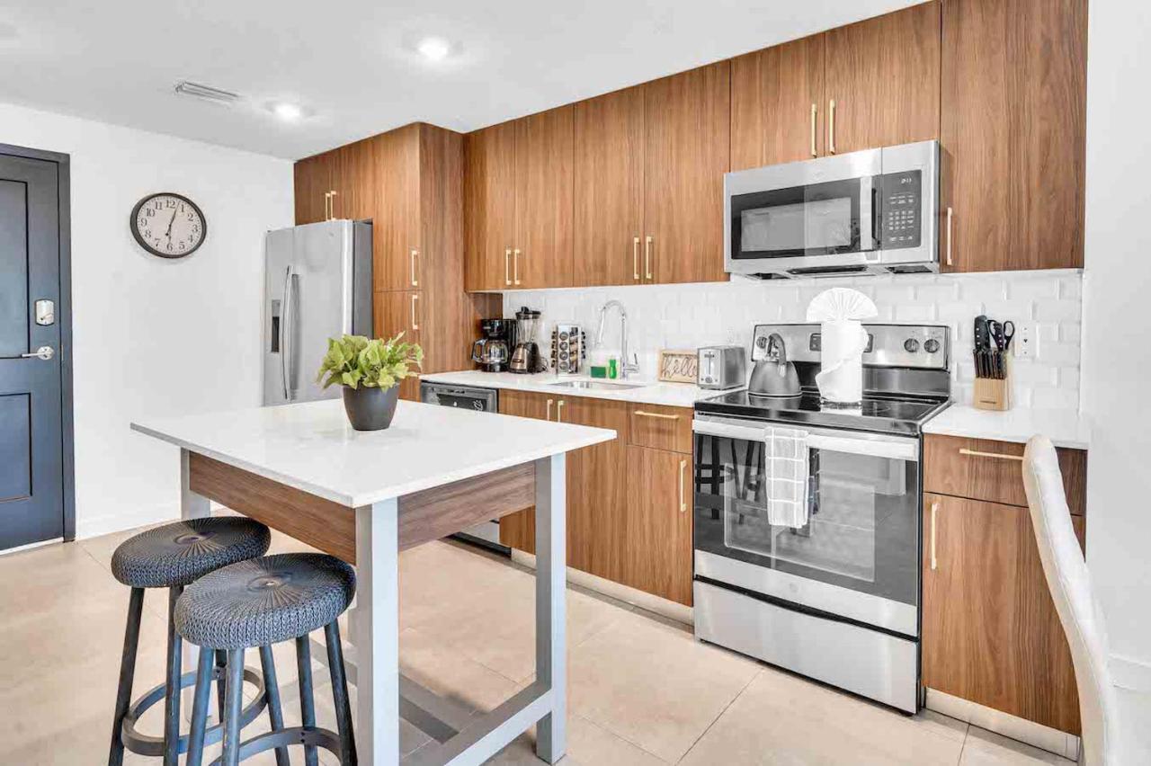Wonderful Unit In Downtown With Free Parking