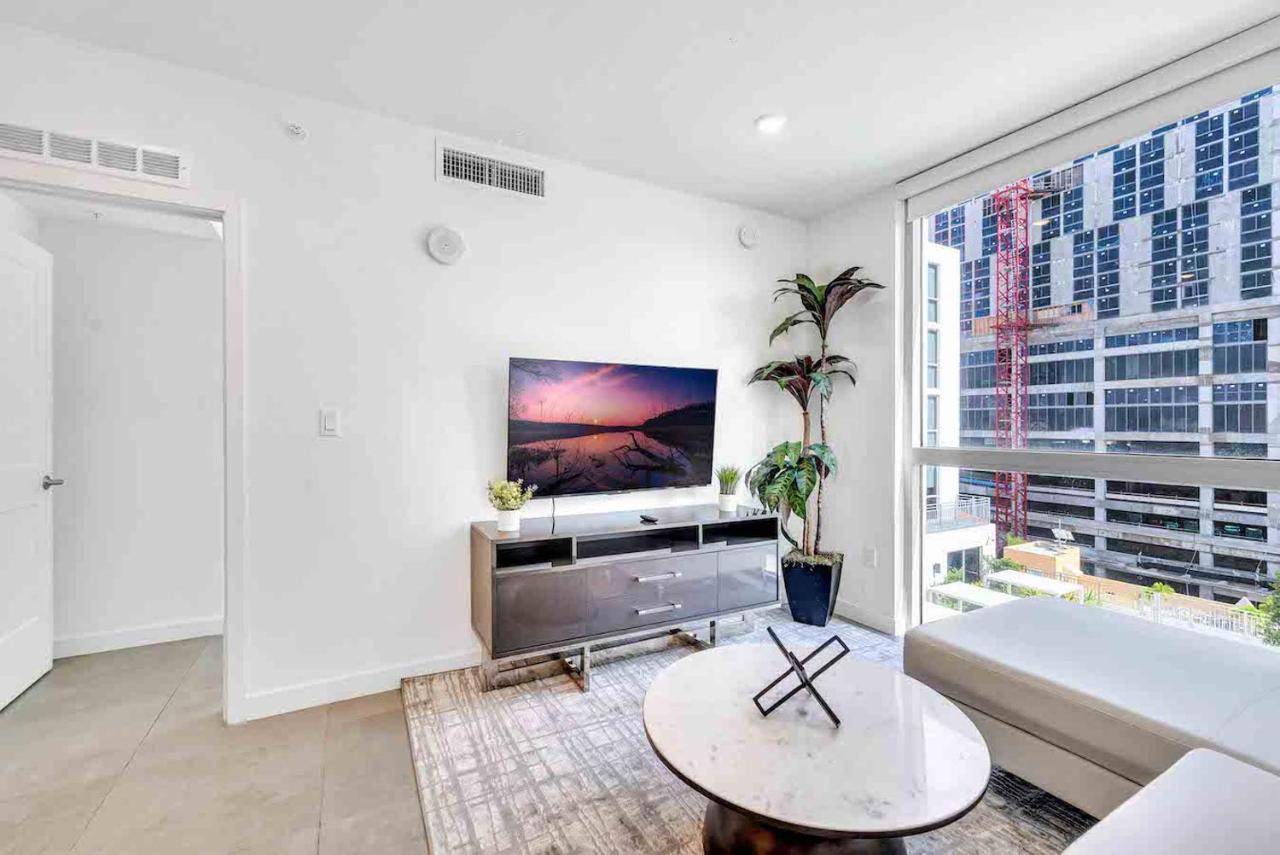 Modern Unit In Downtown With Free Parking Apartment