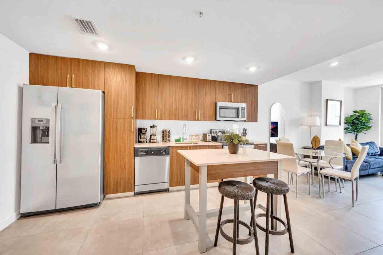 Wonderful Unit In Downtown With Free Parking Apartment *