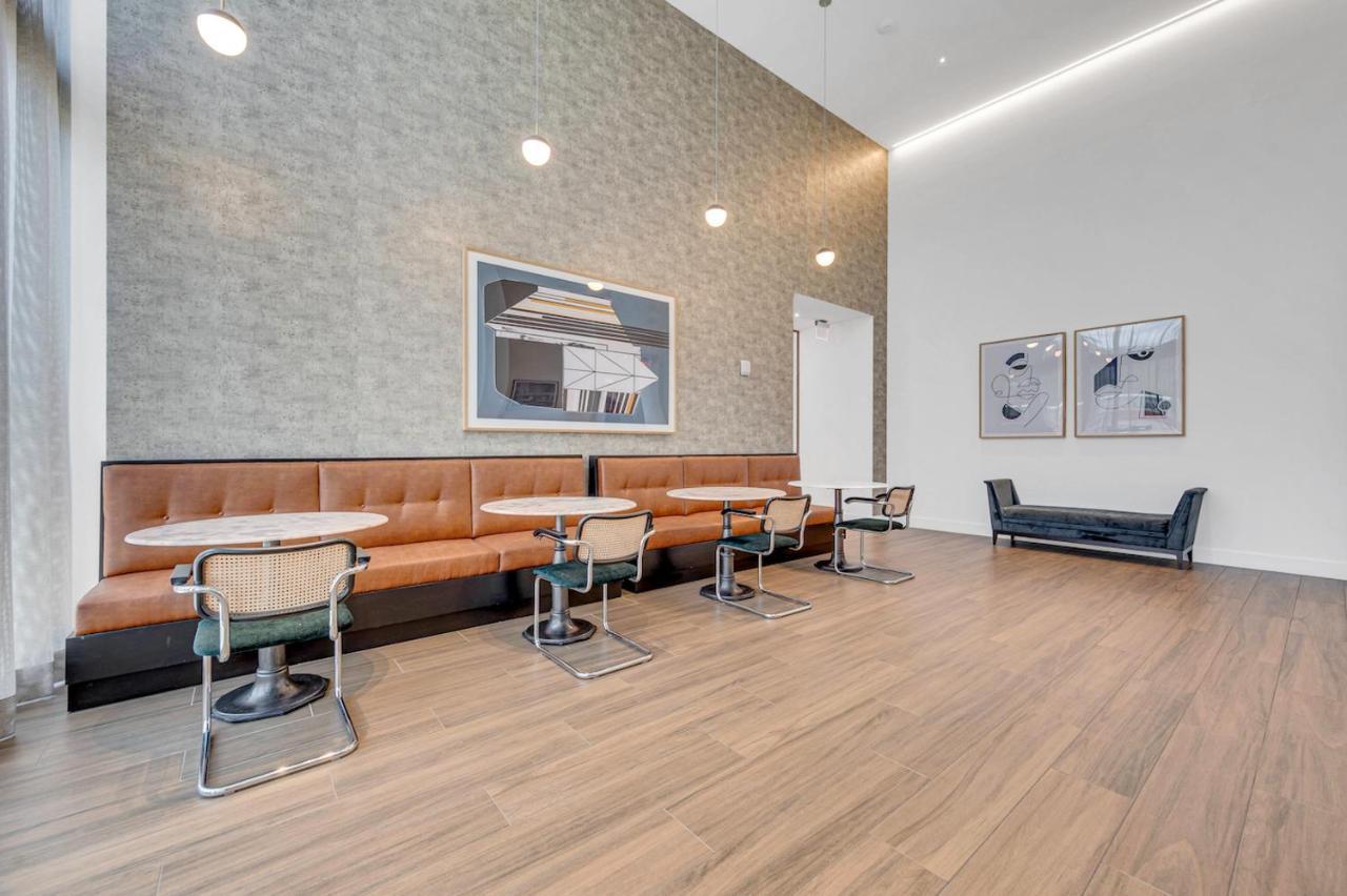 Modern Unit In Downtown With Free Parking *