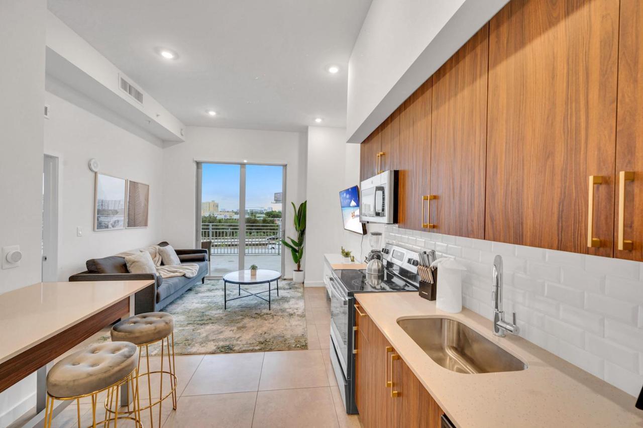 Apartment Modern Unit In Downtown With Free Parking *