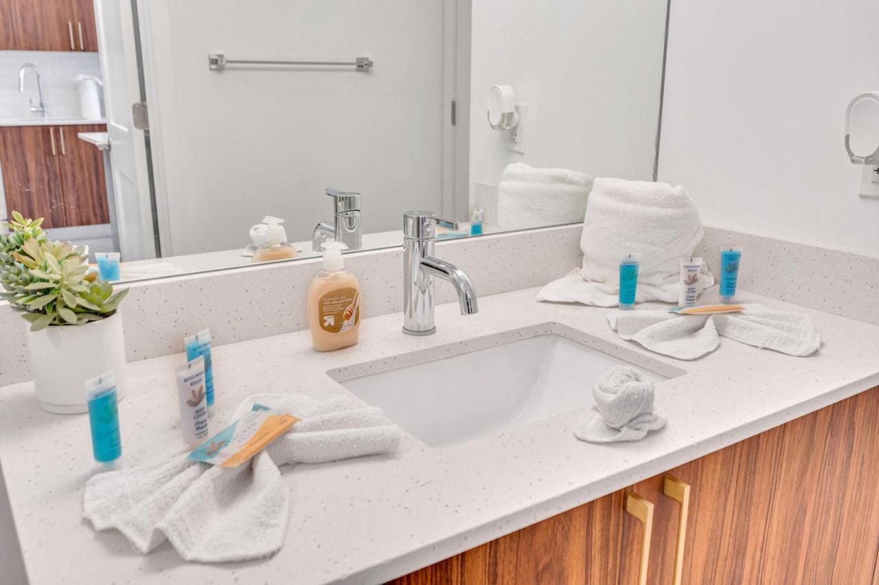 Modern Unit In Downtown With Free Parking
