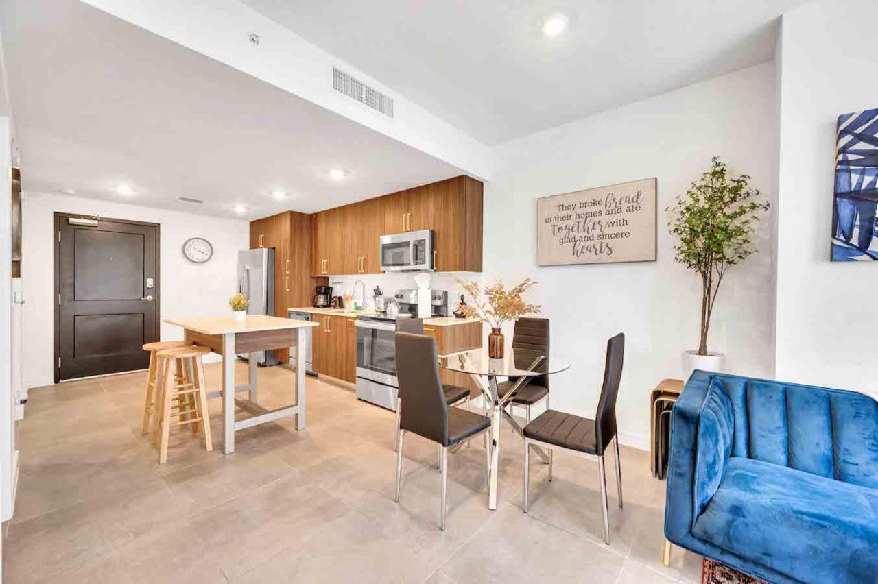 Charming In The Heart Of Downtown With Free Parking Apartment