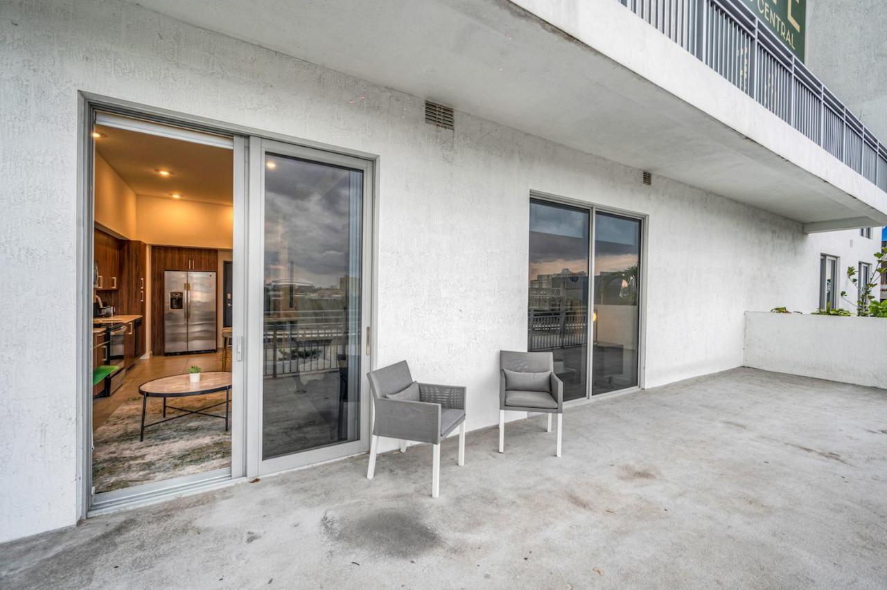 Modern Unit In Downtown With Free Parking *
