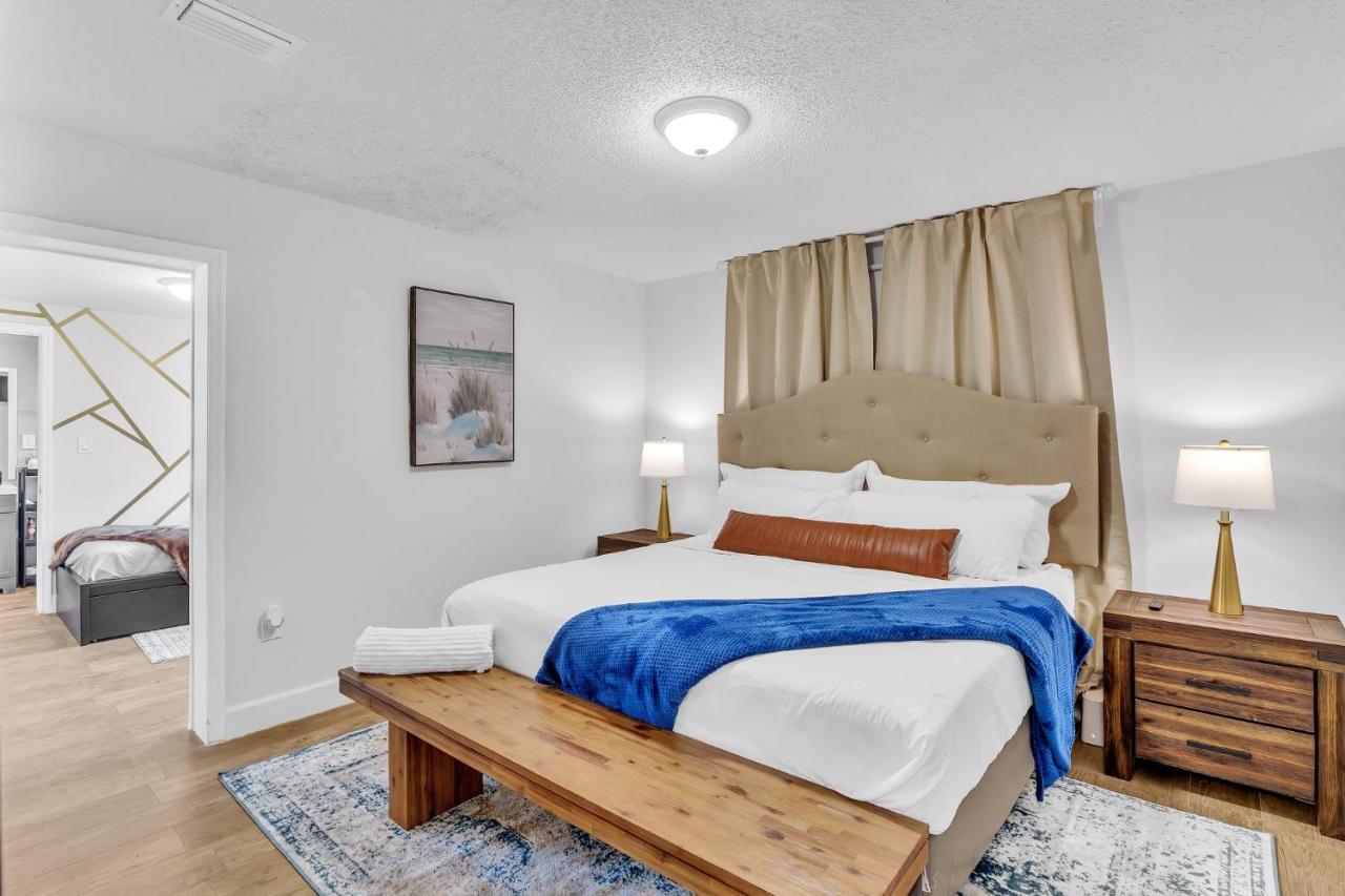 Casa de férias Estelo's Place - Modern Townhouse With King Bed, Only 5 Min From The Airport! *