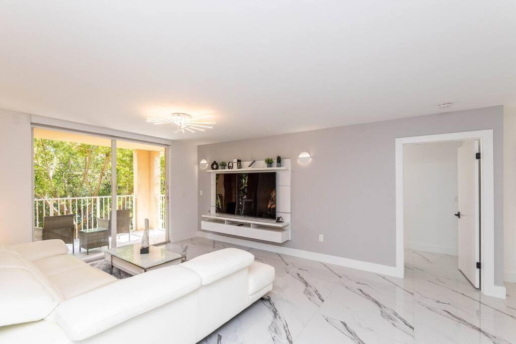 Luxury Vip 3 Bed 2 Bath Yacht Club Aventura