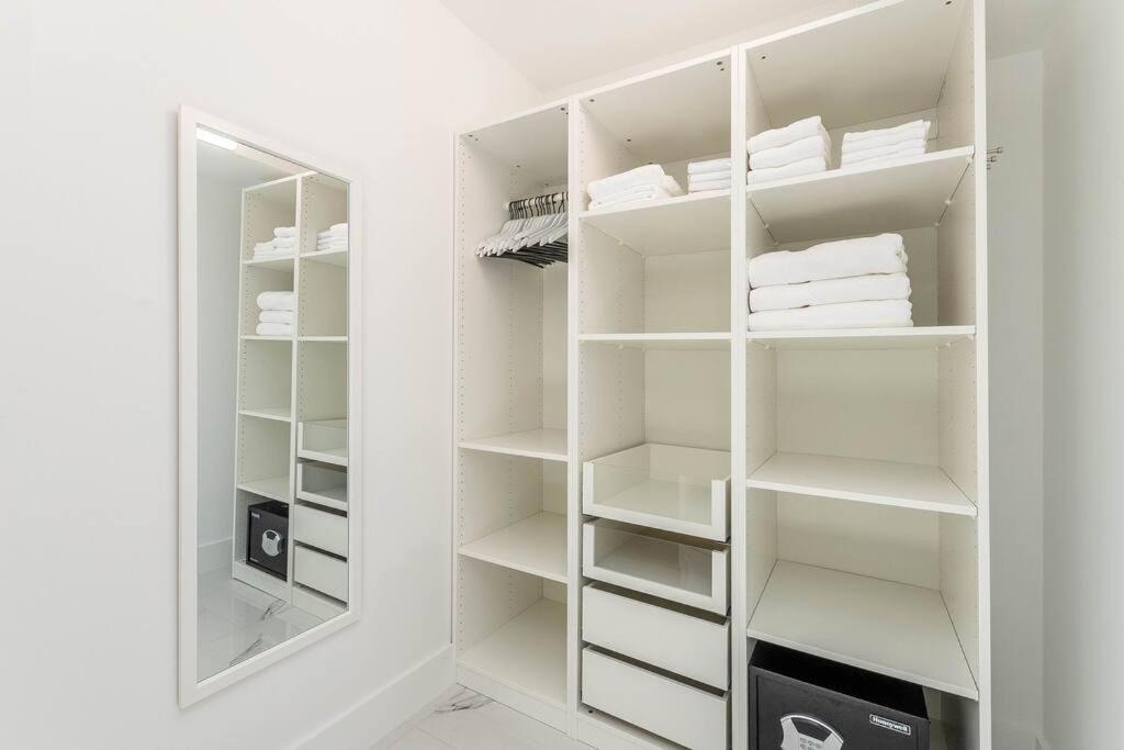 Luxury Vip 3 Bed 2 Bath Yacht Club Aventura Apartment Miami