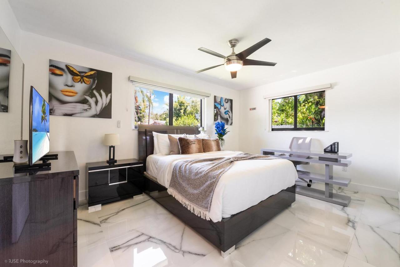 The Palms/ Big Pool/ Foosball/ Pool Table * Miami