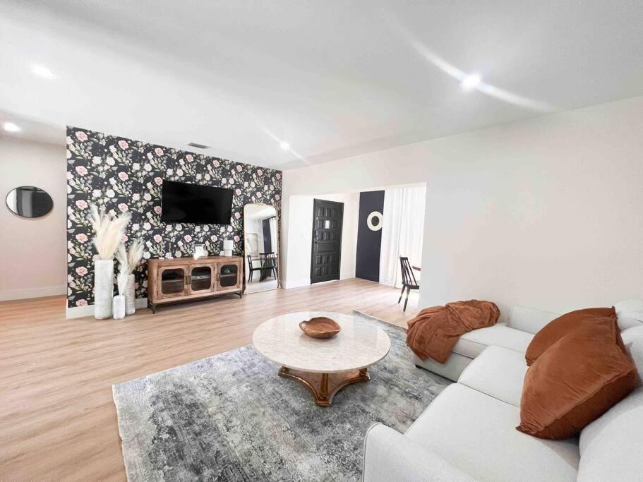 New Home, Pool Near Airport And Beaches, King Bed Holiday home *