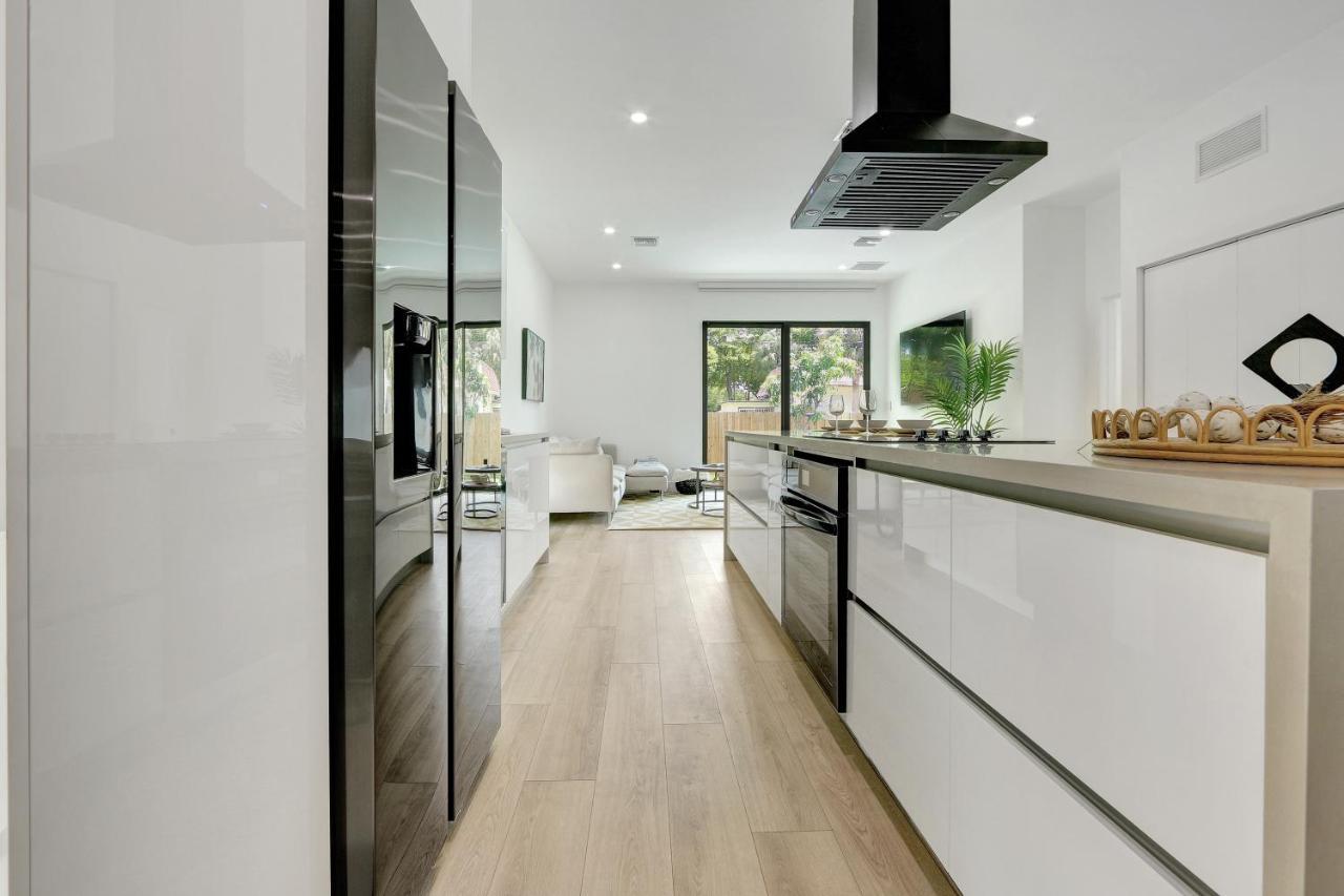 Radiance - Modern Design, Poolside Escape Holiday home Miami