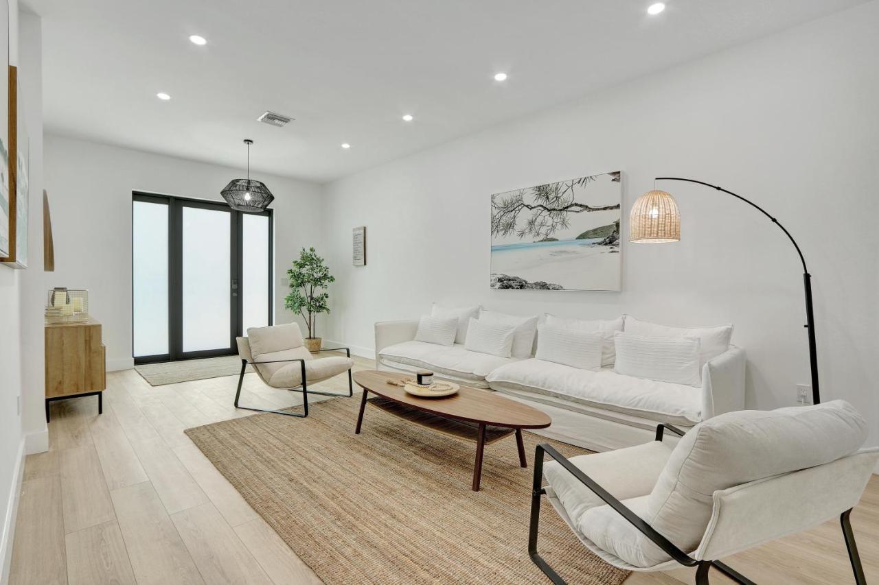 Radiance - Modern Design, Poolside Escape Holiday home
